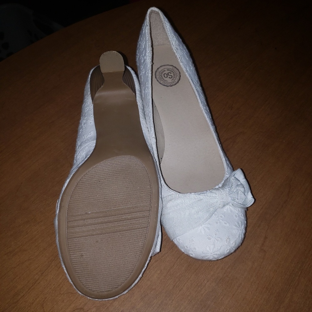 Heels/pumps - Picture 2 of 3